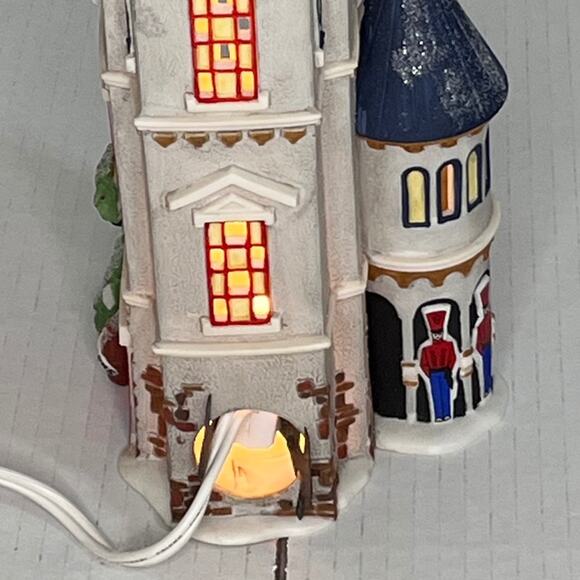 Dept. 56 North Pole Series "Tin Soldier Shop" Heritage Village Collectio… - Picture 14 of 15